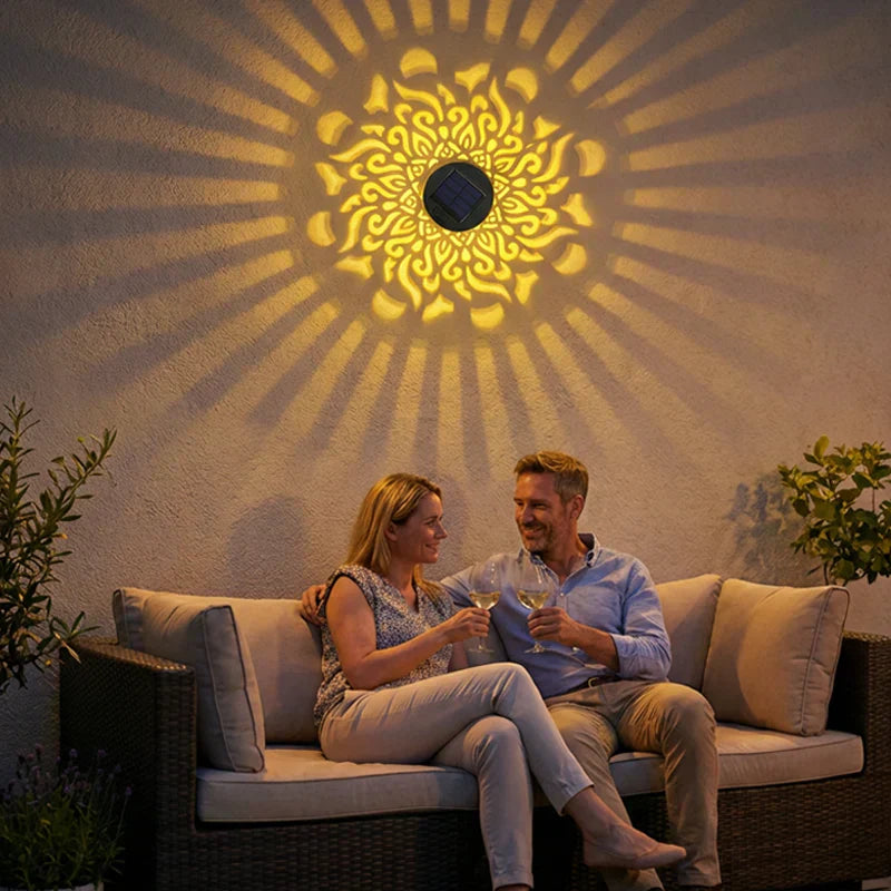 🏡✨ LETZTER TAG FÜR KOSTENLOSEN VERSAND! Solar-Mandala-Wandleuchte für Garten, Zaun & Terrasse – Ornamentale Lichtprojektion, Vintage-Look & wetterfest ☀️