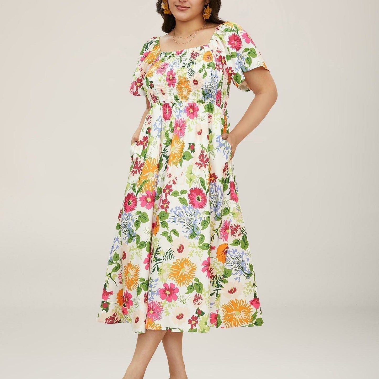 👗⏰ SOMMER HEISSER VERKAUF: 50% RABATT! Geblümtes Smock-Kleid mit eckigem Ausschnitt und Taschen – Bequem, verspielt & perfekt für warme Tage 🌸✨