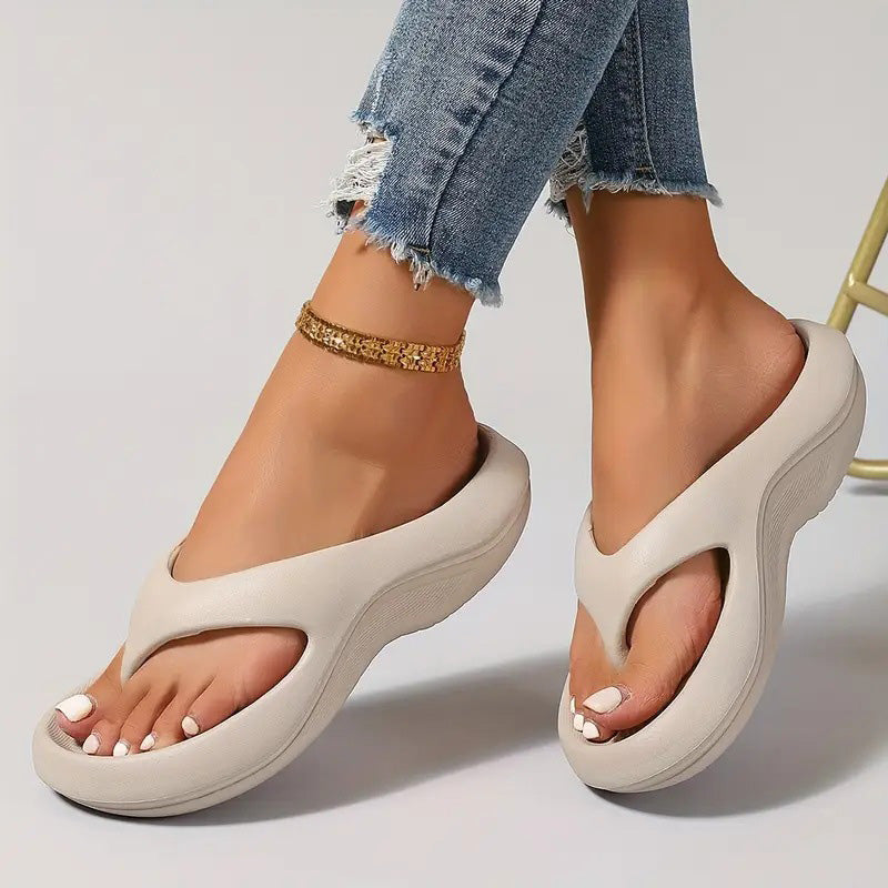 👡🌟 50% RABATT! Modische, rutschfeste Zehentrenner mit weicher, dicker Sohle – Leicht, bequem & perfekt für Sommer & Freizeit 🏖️