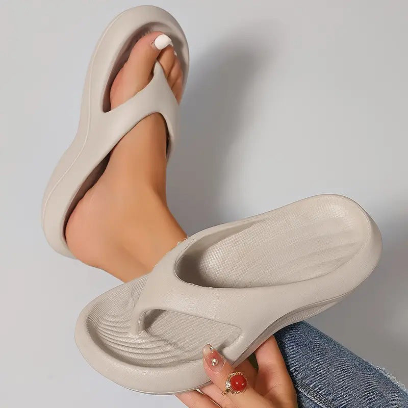 👡🌟 50% RABATT! Modische, rutschfeste Zehentrenner mit weicher, dicker Sohle – Leicht, bequem & perfekt für Sommer & Freizeit 🏖️