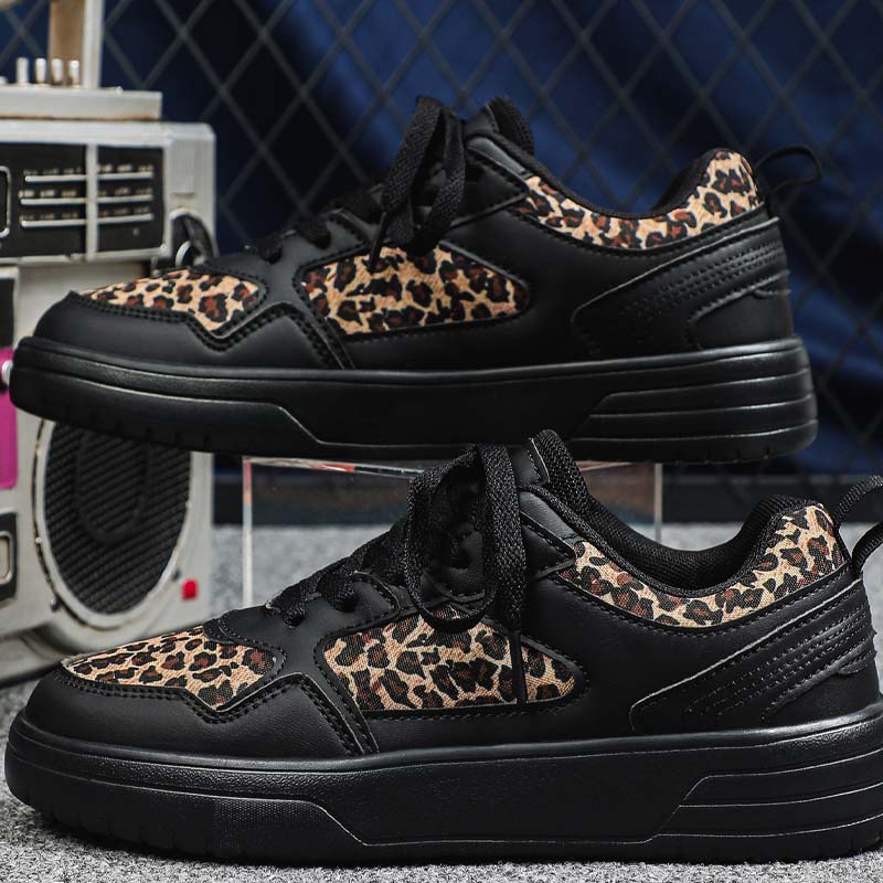 Stilvolle Sneakers mit Leopardenmuster und dicker Sohle