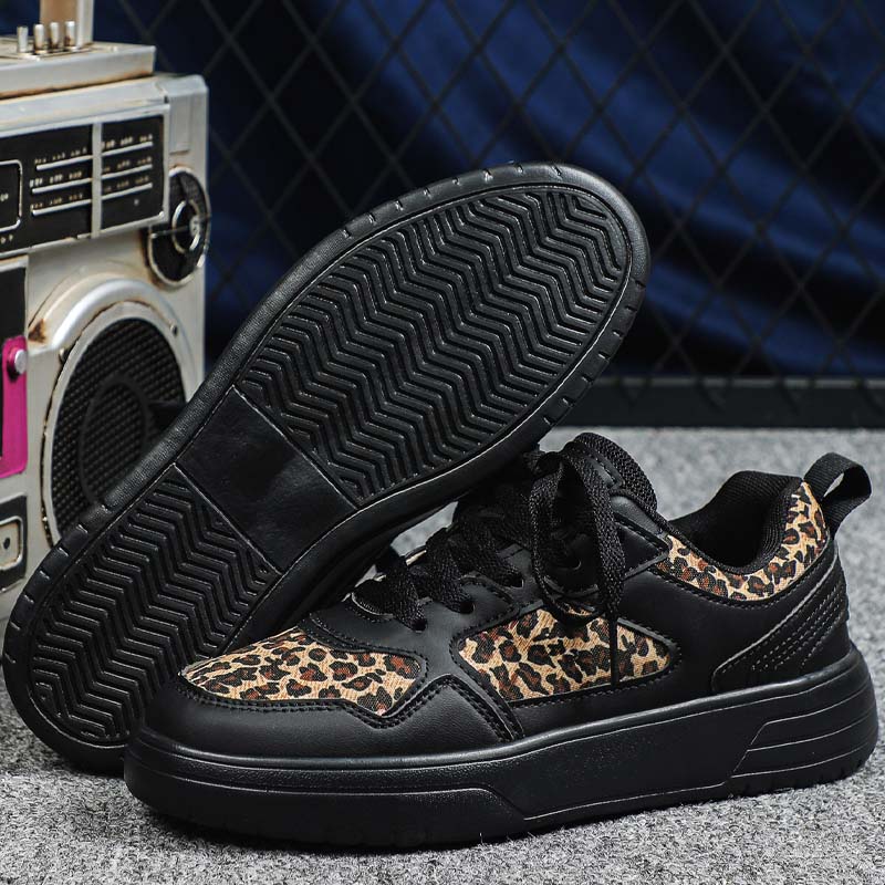 Stilvolle Sneakers mit Leopardenmuster und dicker Sohle