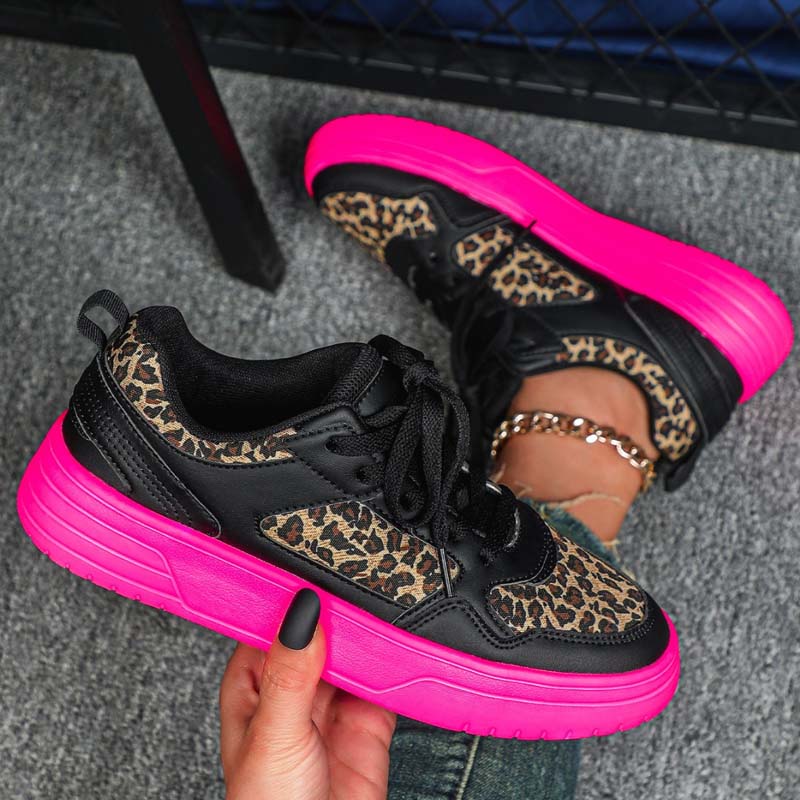 Stilvolle Sneakers mit Leopardenmuster und dicker Sohle