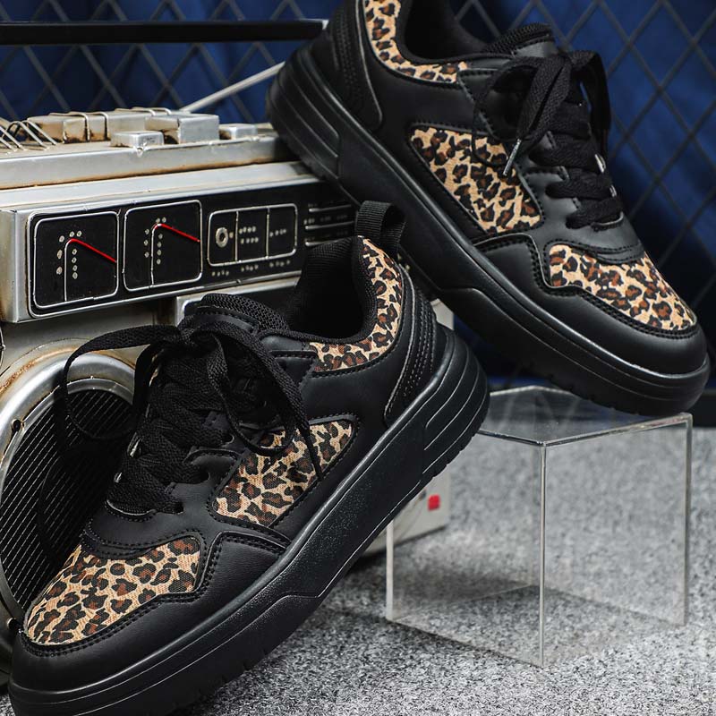 Stilvolle Sneakers mit Leopardenmuster und dicker Sohle