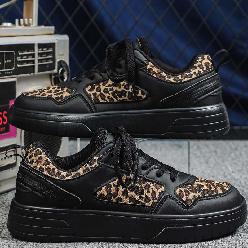 Stilvolle Sneakers mit Leopardenmuster und dicker Sohle