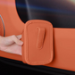 🔥🎁 2+1 GRATIS!!🥳💞 50K+ VERKAUFT! 🚗🧺 Getränkehalter aus Leder für die Autotür – Große Öffnung für Getränke und Handy. Sicherer Clip-Befestigungsmechanismus. Robustes und stylisches PU-Leder. 🛡️✨