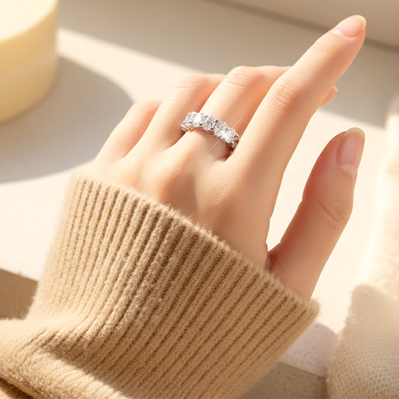 Modischer Mémoire-Ring mit glitzernden Zirkonia-Steinen