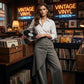 Asymmetrische Wickeljeans 👖 Eine Kombination aus Culottes und Hose, hochgeschnitten für optisch längere Beine, weit geschnitten und fließend, mit diagonal angeordneten Knöpfen – im Handumdrehen zur Fashionista! ✨