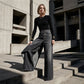 Asymmetrische Wickeljeans 👖 Eine Kombination aus Culottes und Hose, hochgeschnitten für optisch längere Beine, weit geschnitten und fließend, mit diagonal angeordneten Knöpfen – im Handumdrehen zur Fashionista! ✨