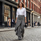 Asymmetrische Wickeljeans 👖 Eine Kombination aus Culottes und Hose, hochgeschnitten für optisch längere Beine, weit geschnitten und fließend, mit diagonal angeordneten Knöpfen – im Handumdrehen zur Fashionista! ✨