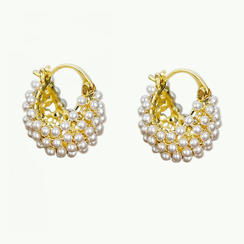 💥👂 PEARL HOOPS – ABER ANDERS. Faux Pearl Basket Hoop Earrings. Ein Körbchen voller Eleganz. Leicht, zeitlos & immer eine gute Idee. Für Büro, Date & Feier. ⚡✨