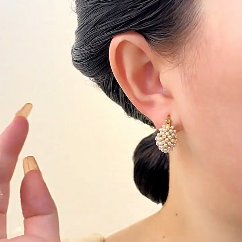 💥👂 PEARL HOOPS – ABER ANDERS. Faux Pearl Basket Hoop Earrings. Ein Körbchen voller Eleganz. Leicht, zeitlos & immer eine gute Idee. Für Büro, Date & Feier. ⚡✨