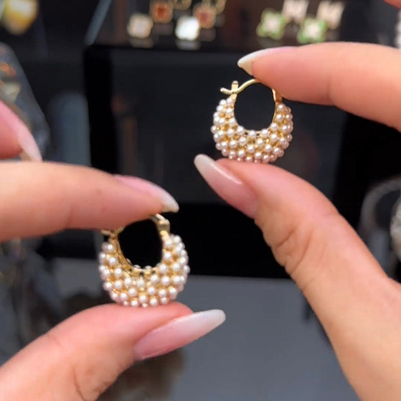 💥👂 PEARL HOOPS – ABER ANDERS. Faux Pearl Basket Hoop Earrings. Ein Körbchen voller Eleganz. Leicht, zeitlos & immer eine gute Idee. Für Büro, Date & Feier. ⚡✨