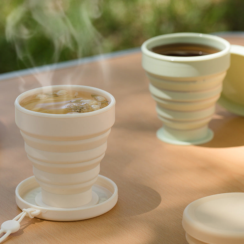 ☕🧳 50% RABATT! Faltbarer Silikonbecher für Reisen mit Deckel und Trageschlaufe – Kompakt, wiederverwendbar & dicht 🎒