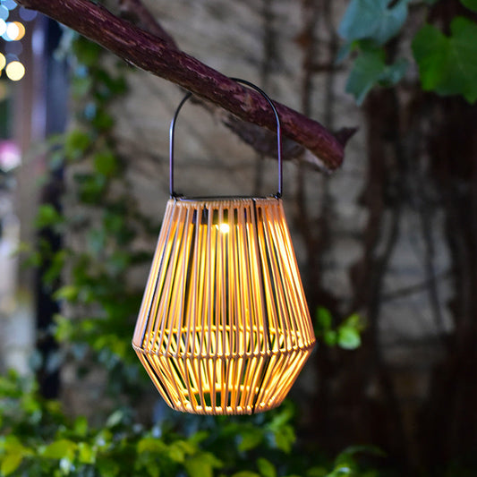 🏡🎋 50% RABATT! Solarbetätigte Rattan-Laterne – Wetterfest, automat. Ein/Aus & warmes Licht – Perfekt für Garten, Balkon & Terrasse ✨