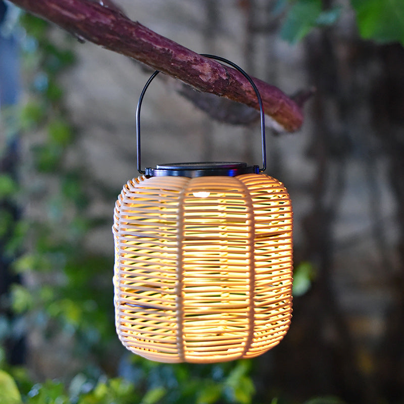 🏡🎋 50% RABATT! Solarbetätigte Rattan-Laterne – Wetterfest, automat. Ein/Aus & warmes Licht – Perfekt für Garten, Balkon & Terrasse ✨