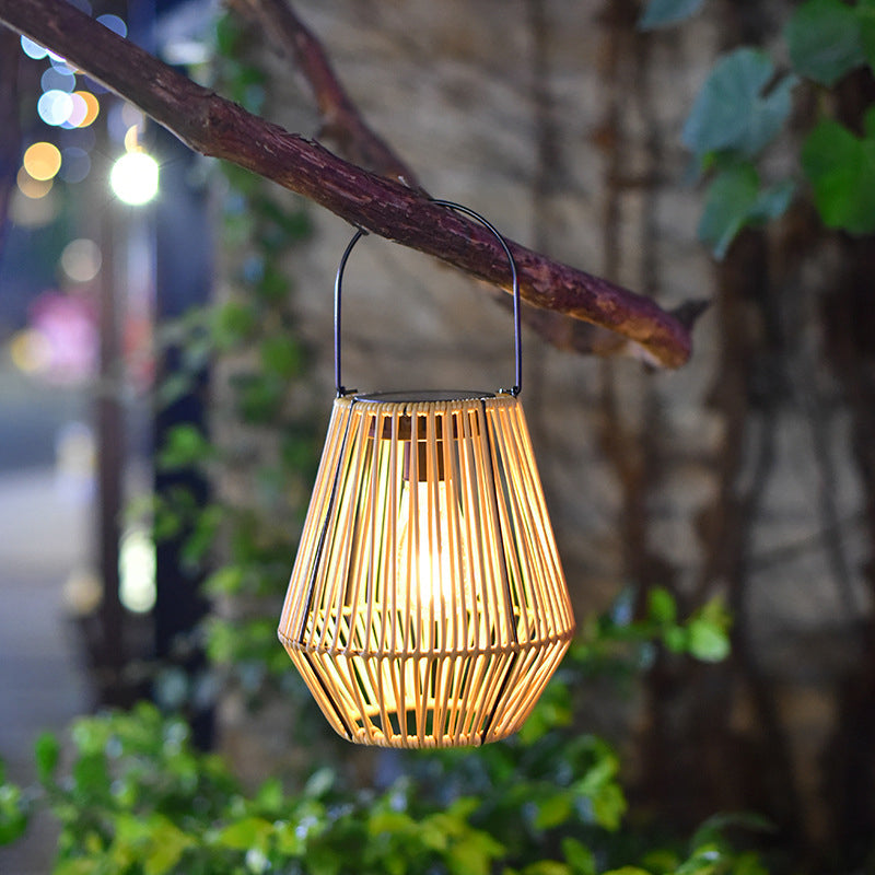 🏡🎋 50% RABATT! Solarbetätigte Rattan-Laterne – Wetterfest, automat. Ein/Aus & warmes Licht – Perfekt für Garten, Balkon & Terrasse ✨