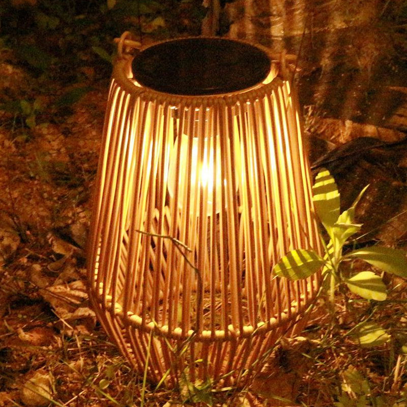 🏡🎋 50% RABATT! Solarbetätigte Rattan-Laterne – Wetterfest, automat. Ein/Aus & warmes Licht – Perfekt für Garten, Balkon & Terrasse ✨