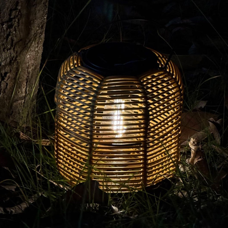 🏡🎋 50% RABATT! Solarbetätigte Rattan-Laterne – Wetterfest, automat. Ein/Aus & warmes Licht – Perfekt für Garten, Balkon & Terrasse ✨
