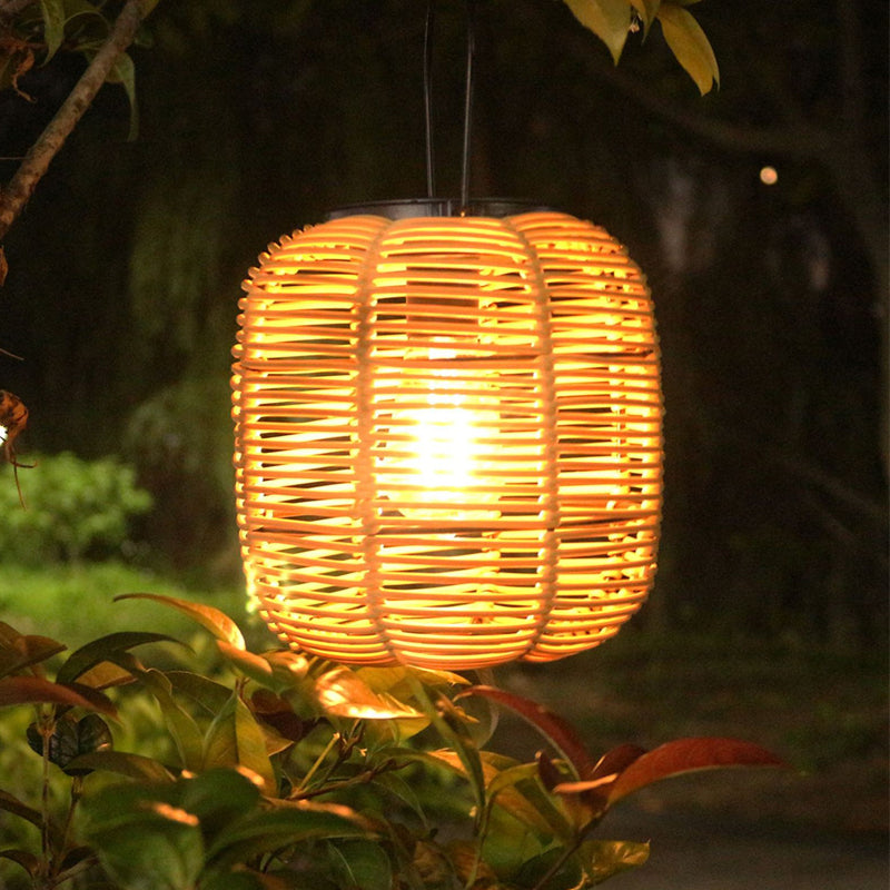 🏡🎋 50% RABATT! Solarbetätigte Rattan-Laterne – Wetterfest, automat. Ein/Aus & warmes Licht – Perfekt für Garten, Balkon & Terrasse ✨