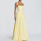 Elegantes Maxikleid mit geraffter Taille & Square Neck – Fließendes Abendkleid in Gelb für Hochzeiten & Festivals