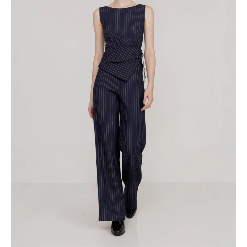 💼✨ Damen Nadelstreifen-Jumpsuit mit Wickelgürtel – Eleganter Einteiler, Schmeichelhafter V-Ausschnitt & Weites Bein, Mühelos vom Büro zum Abendessen