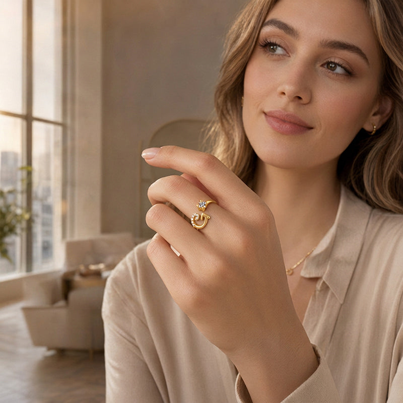💍⏰ 50% RABATT – NUR FÜR KURZE ZEIT! Damen Ring mit Buchstaben – Funkelnde Zirkonia-Verzierung, verstellbare Größe & elegantes Design ✨