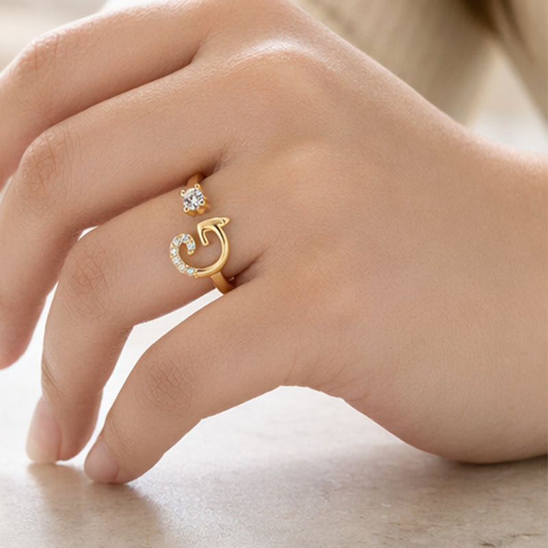 💍⏰ 50% RABATT – NUR FÜR KURZE ZEIT! Damen Ring mit Buchstaben – Funkelnde Zirkonia-Verzierung, verstellbare Größe & elegantes Design ✨