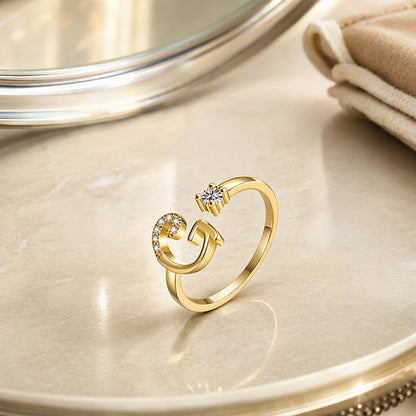 💍⏰ 50% RABATT – NUR FÜR KURZE ZEIT! Damen Ring mit Buchstaben – Funkelnde Zirkonia-Verzierung, verstellbare Größe & elegantes Design ✨