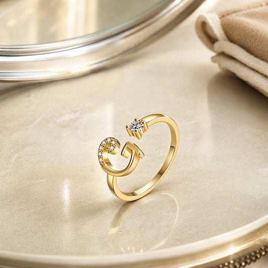 💍⏰ 50% RABATT – NUR FÜR KURZE ZEIT! Damen Ring mit Buchstaben – Funkelnde Zirkonia-Verzierung, verstellbare Größe & elegantes Design ✨