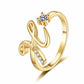 💍⏰ 50% RABATT – NUR FÜR KURZE ZEIT! Damen Ring mit Buchstaben – Funkelnde Zirkonia-Verzierung, verstellbare Größe & elegantes Design ✨