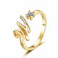 💍⏰ 50% RABATT – NUR FÜR KURZE ZEIT! Damen Ring mit Buchstaben – Funkelnde Zirkonia-Verzierung, verstellbare Größe & elegantes Design ✨