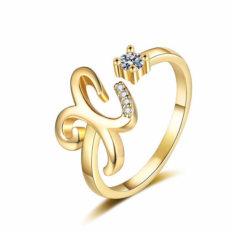💍⏰ 50% RABATT – NUR FÜR KURZE ZEIT! Damen Ring mit Buchstaben – Funkelnde Zirkonia-Verzierung, verstellbare Größe & elegantes Design ✨