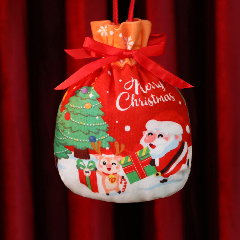 Jute-Weihnachtstasche mit Apfelband und Süßigkeiten
