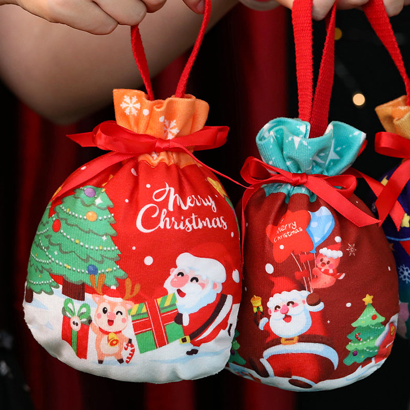 Jute-Weihnachtstasche mit Apfelband und Süßigkeiten