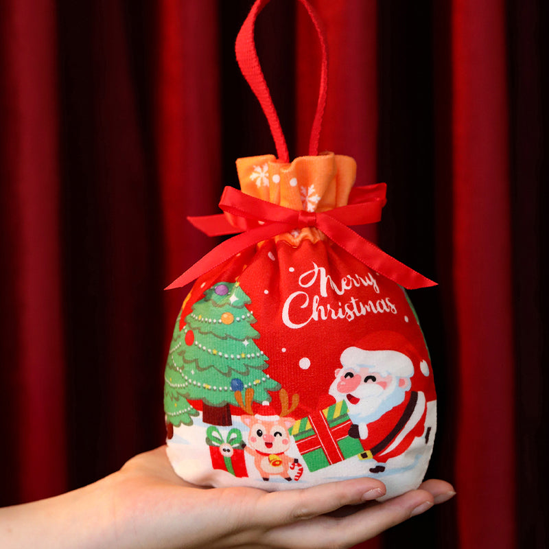 Jute-Weihnachtstasche mit Apfelband und Süßigkeiten