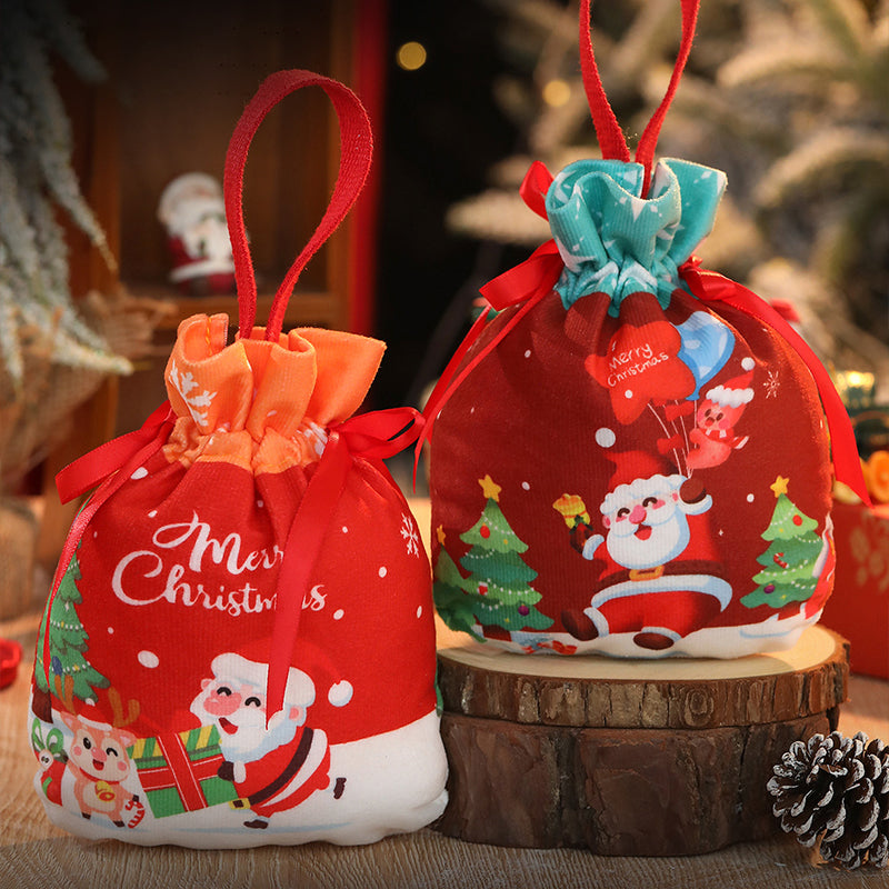 Jute-Weihnachtstasche mit Apfelband und Süßigkeiten